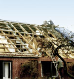 Das Reetdach wird neu gedeckt