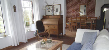 Wohnen und Kaminofen, Blick ins Esszimmer in Reethaus 1